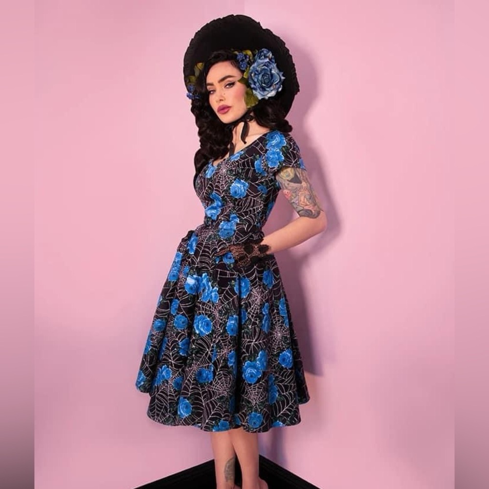 Vixen by Michelline Pitt Vanity Fair dress blue rose spiderweb print Medium EUC